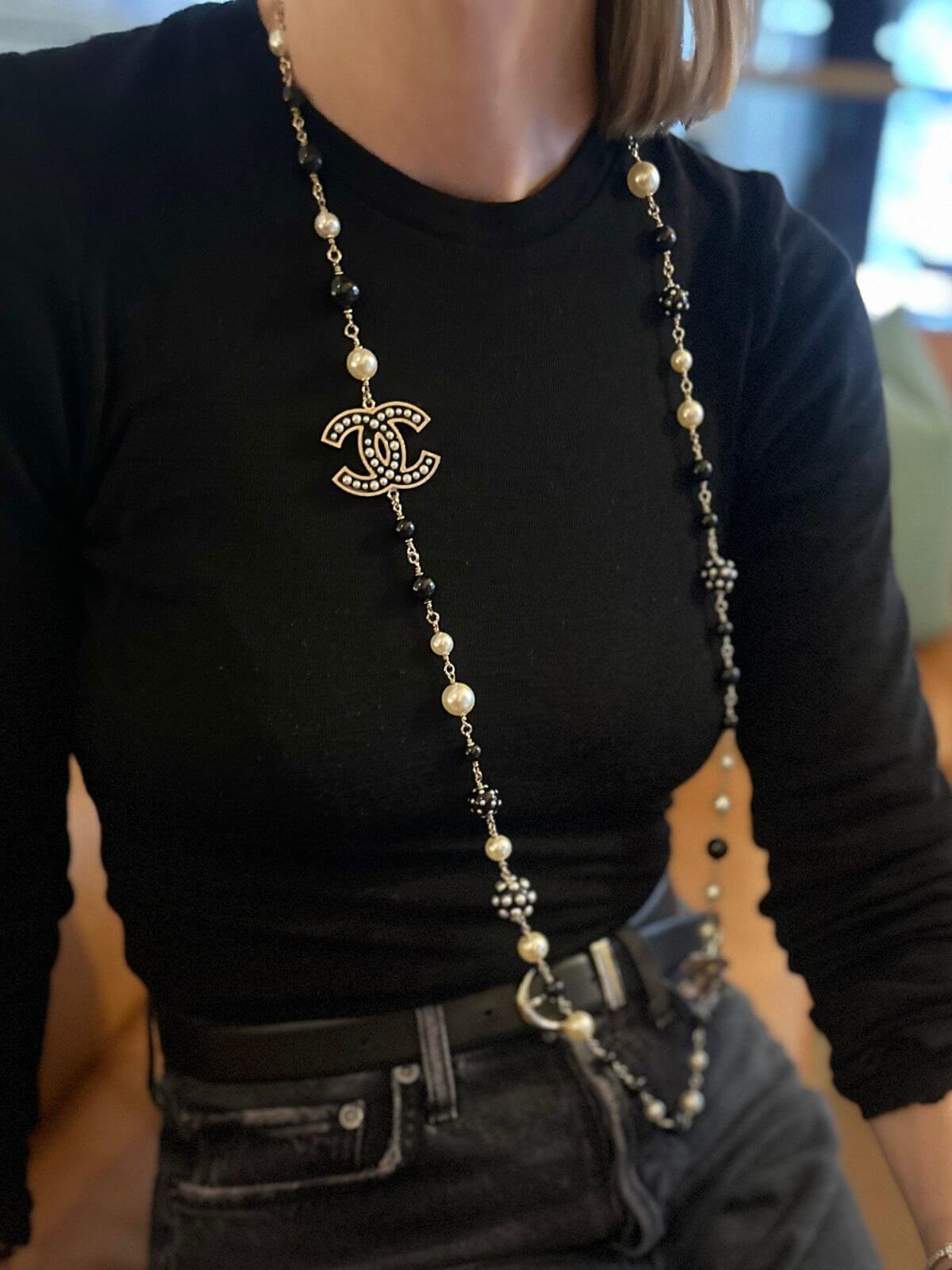 Model in Chanel Pearl and Onyx necklace