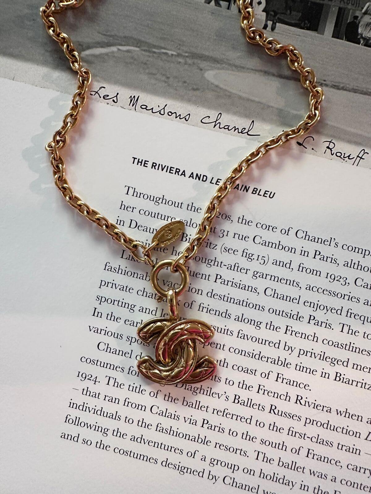 Chanel Matelasse necklace on Magazine