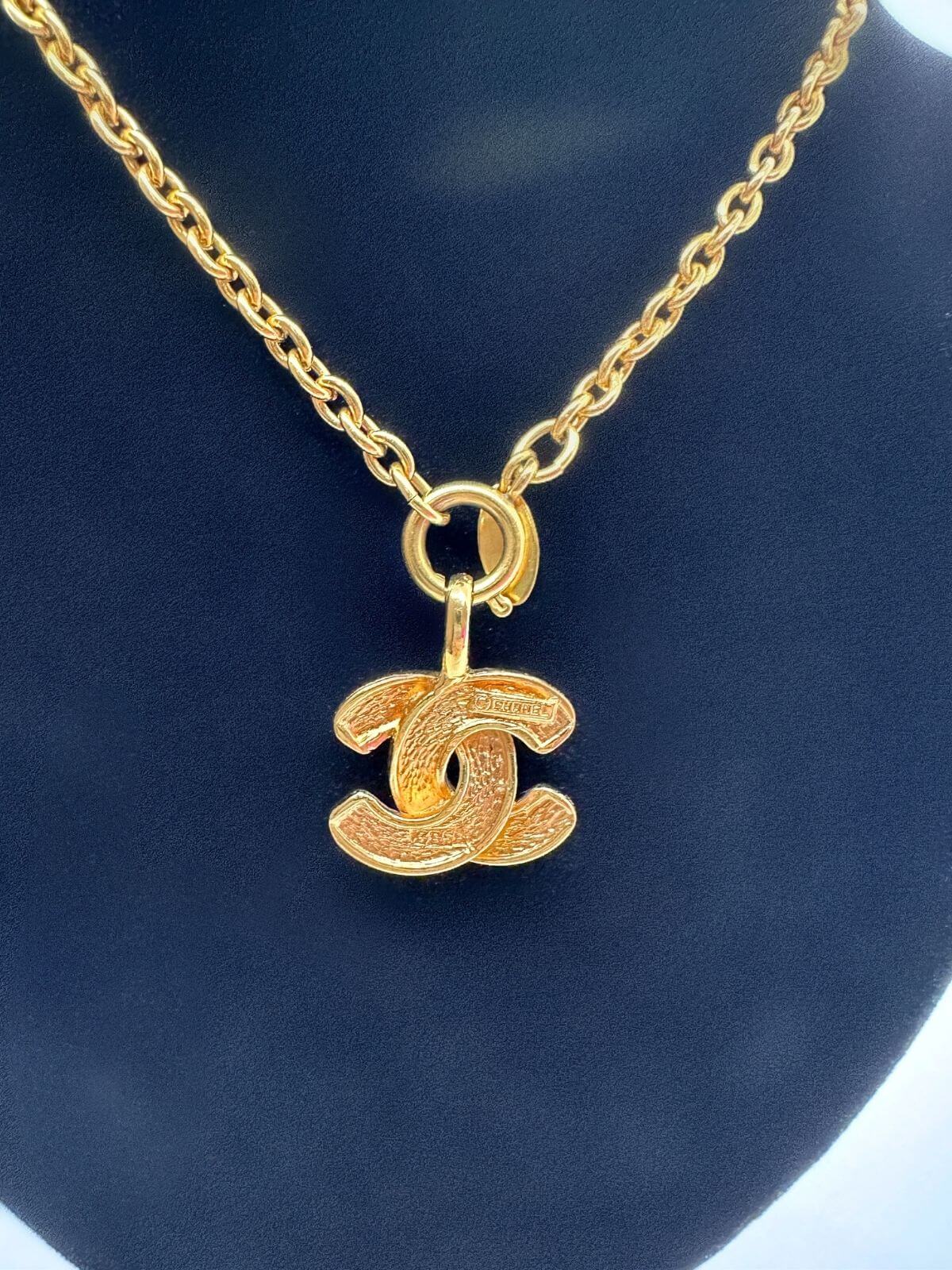 Chanel Matelasse necklace back side on black fixture