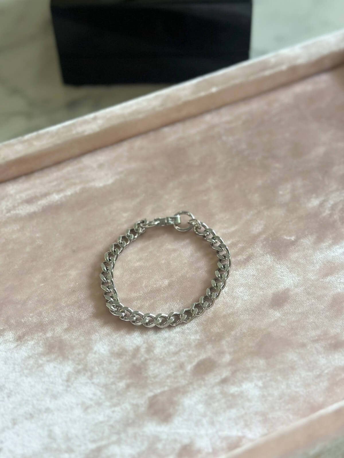 Louise Row featuring Jennifer Fisher Link Bracelet on pink pad