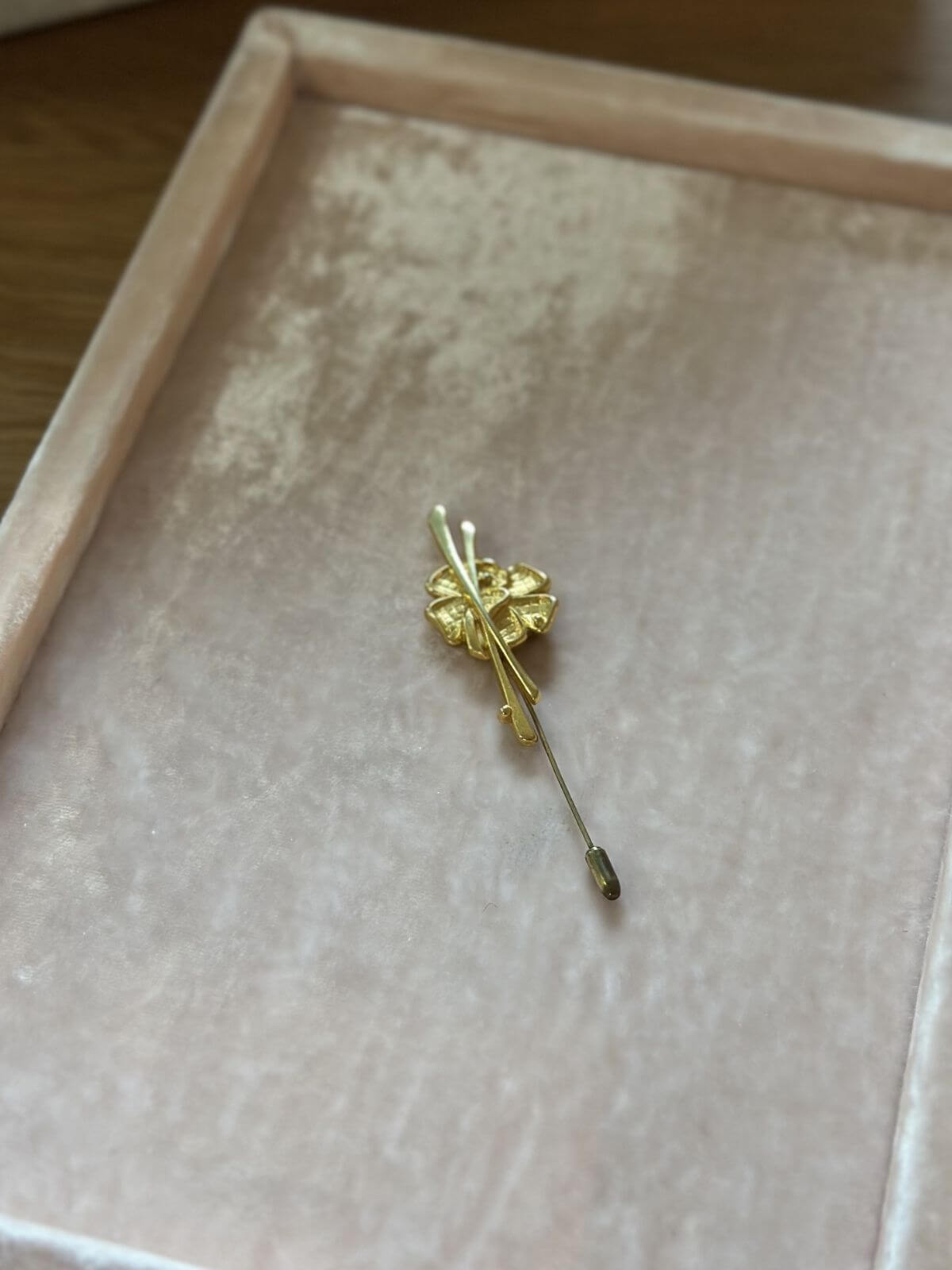 Louise Row Studio vintage Van Cleef & Arpels gold pin brooch on pink display tray.