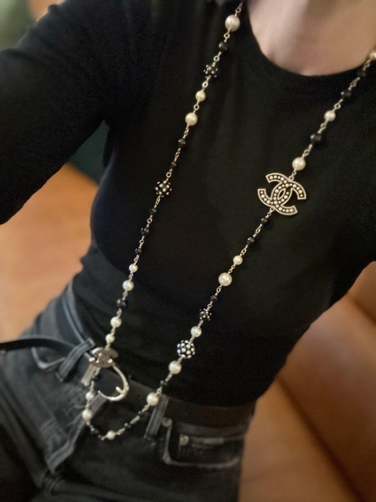Model in Chanel Pearl and Onyx necklace