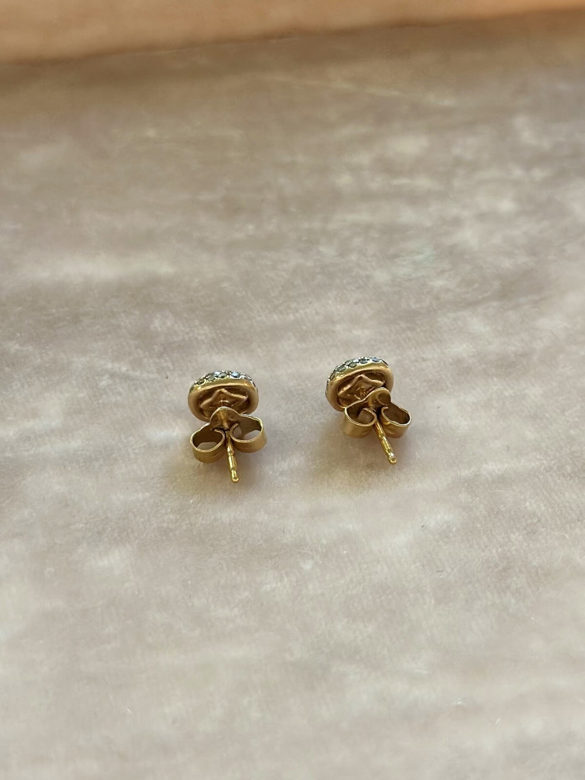 Louise Row featuring David Yurman pave cognac diamond cushion earrings  on pink pad