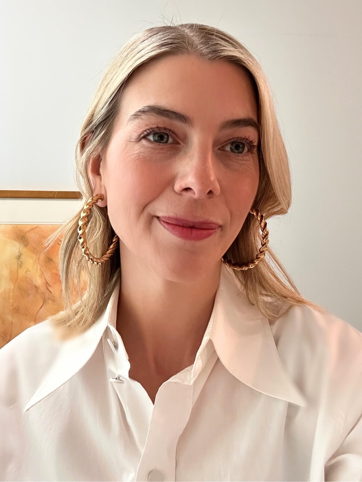 Louise Row featuring Jennifer Fisher Lily gold 2" hoop on model in white shirt