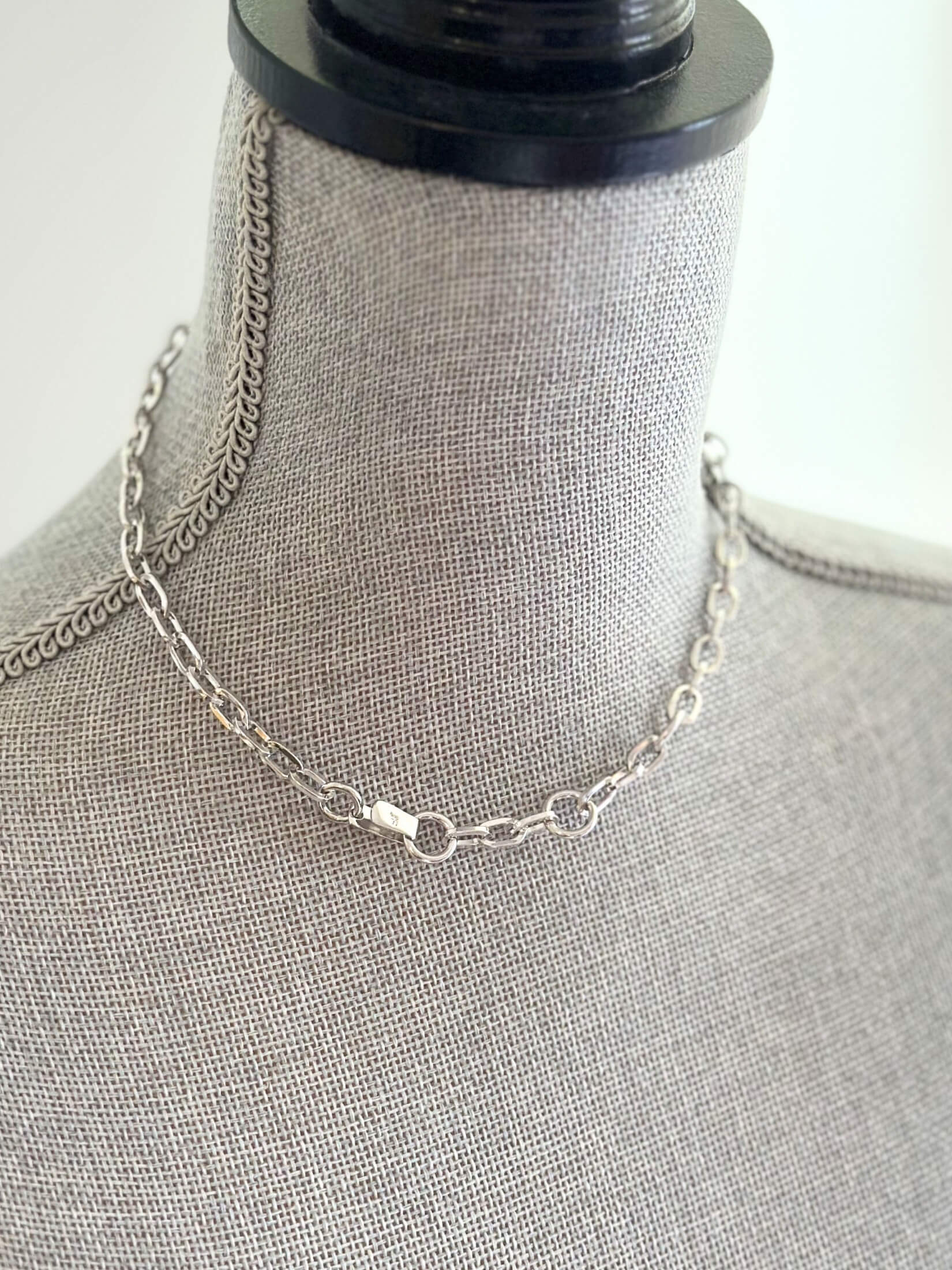Louise Row featuring Jennifer Fisher XXS Silver Chain on grey mannequin