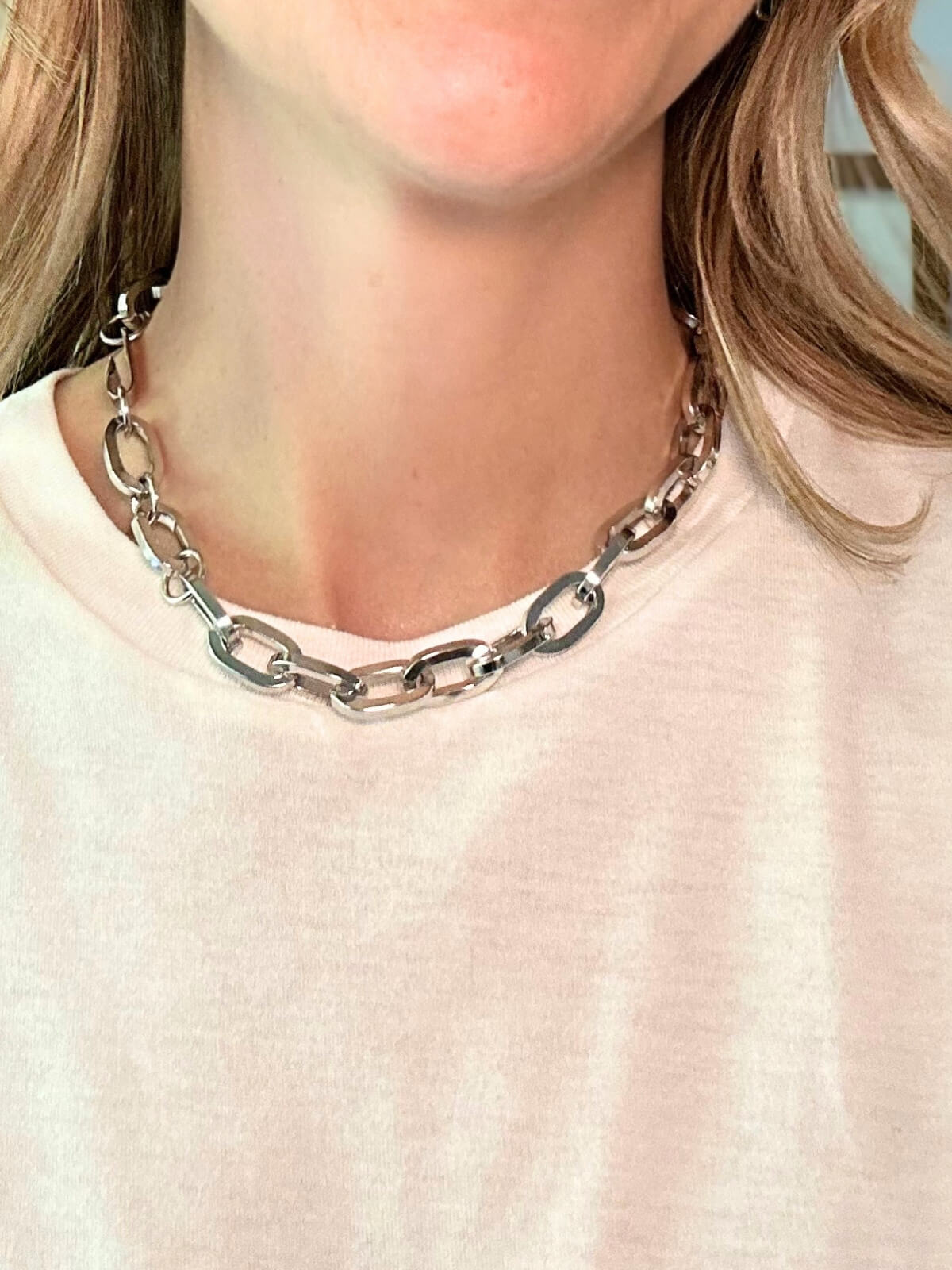 Louise Row featuring Jennifer Fisher Large silver link on model