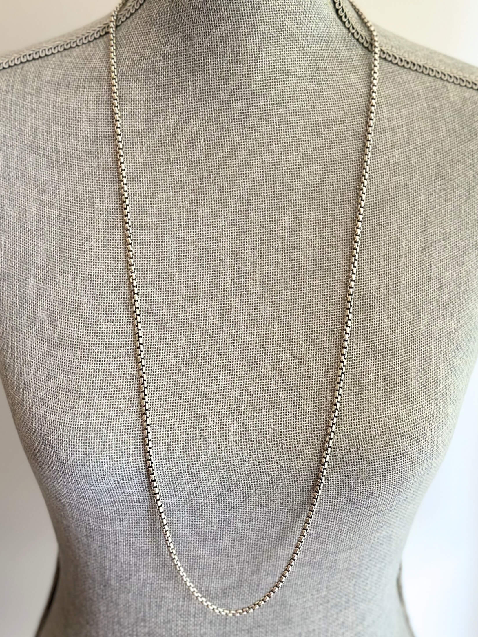 Louise Row featuring John Hardy Classic box chain on grey mannequin